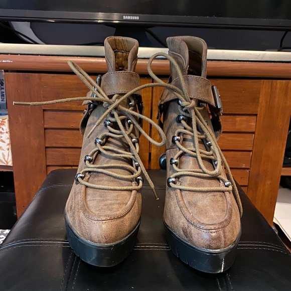 Shoes - Picture 2 of 4